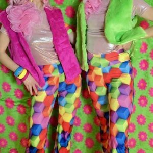 Flared broek kubisch met kubusprint in groen, blauw, paars, oranje, geel en rood – kleurrijke carnaval broek van stretch polyester, beschikbaar in S, M, L en XL