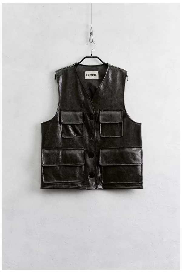 Zwart eco-leren damesgilet met V-hals, klepzakken en pied-de-poule achterzijde, model draagt one size, merk Lumina.