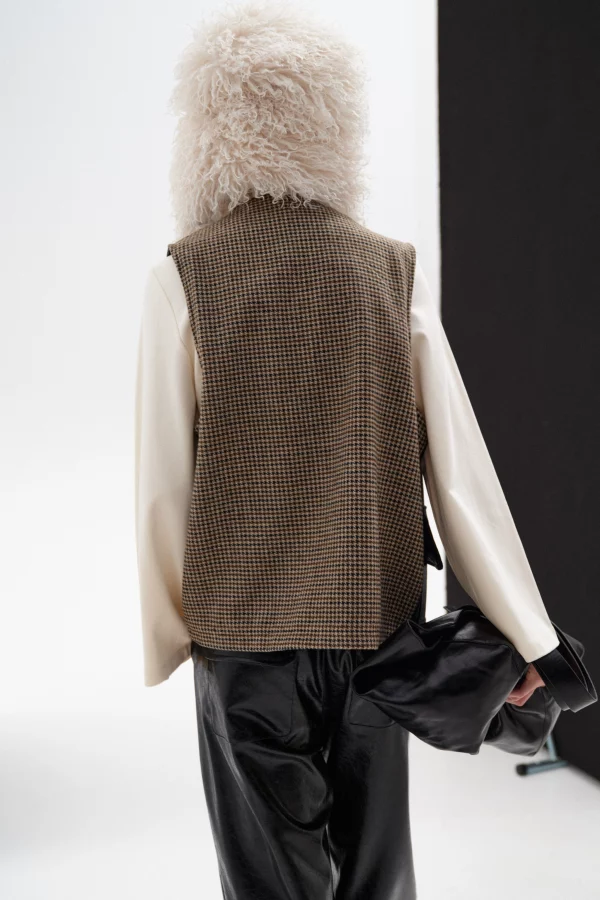 Zwart eco-leren damesgilet met V-hals, klepzakken en pied-de-poule achterzijde, model draagt one size, merk Lumina.