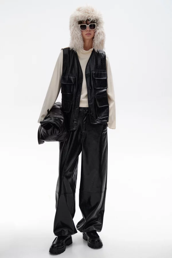 Zwart eco-leren damesgilet met V-hals, klepzakken en pied-de-poule achterzijde, model draagt one size, merk Lumina.