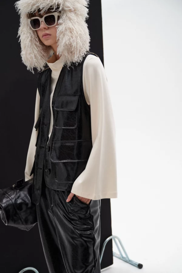Zwart eco-leren damesgilet met V-hals, klepzakken en pied-de-poule achterzijde, model draagt one size, merk Lumina.
