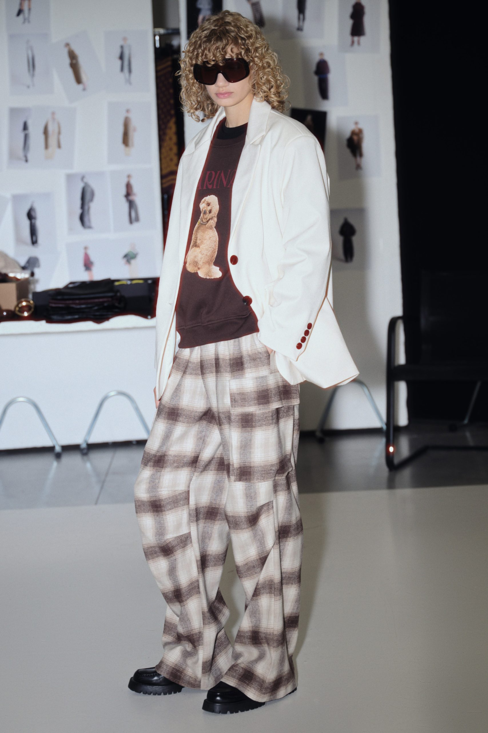 Cargobroek Lumina geruit met brede pijpen, zijzakken, stiksels op de knieën en aantrekkoord, in ruime pasvorm.