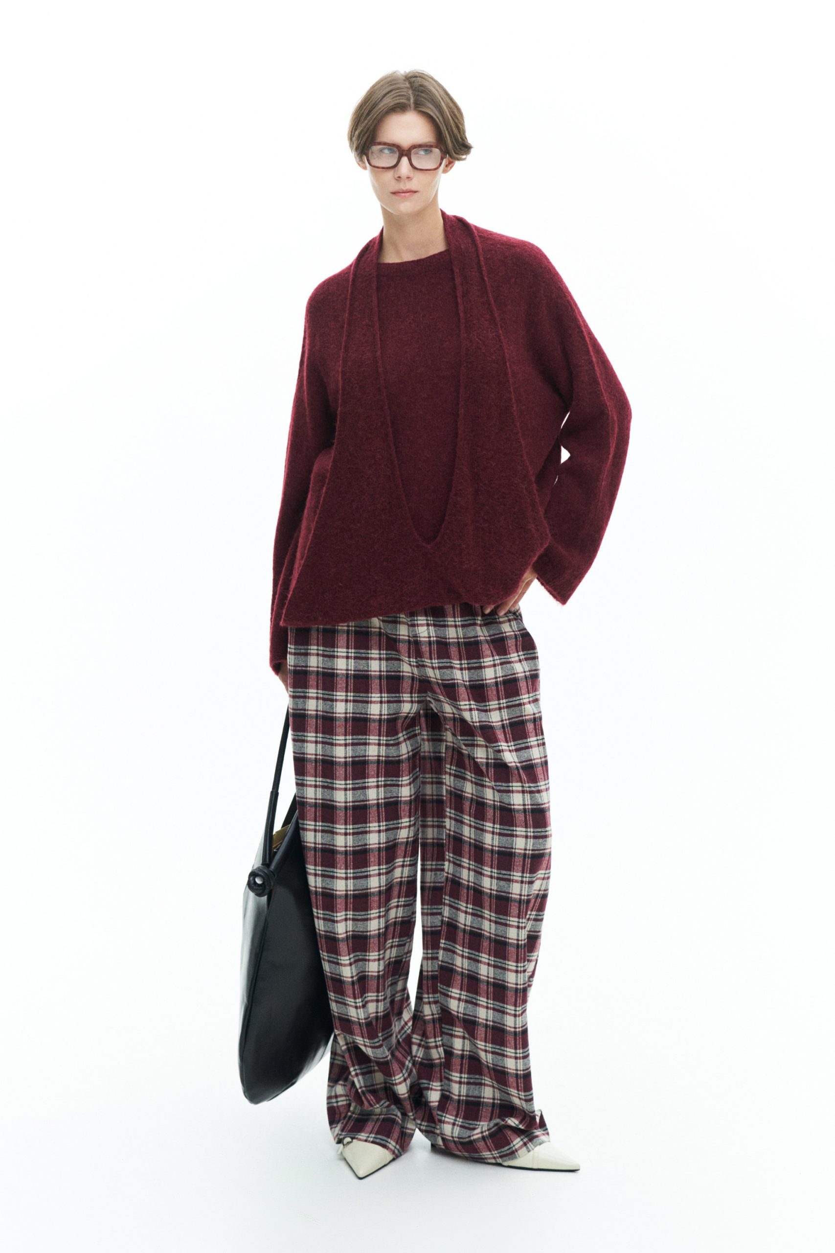 Luminabroek geruit burgundy – stijlvolle Italiaanse broek van Lumina Fashion met Schotse ruit in burgundy, crème en zwart, ruime pasvorm en kontzak.