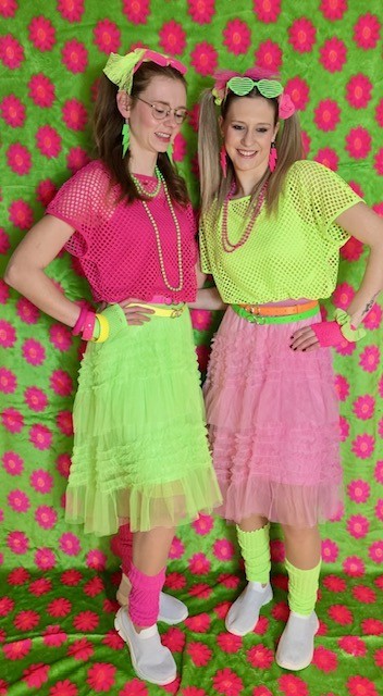 Tulle rok 80s in roze met volumineuze tulle lagen, vooraan korter dan achteraan, speelse jaren 80 stijl, geschikt voor feestjes en carnaval