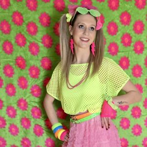 Top 80s in geelgroen neon retro visnet top met brede rekbare boord en opvallende jaren 80 uitstraling, ideaal voor feest, carnaval of festival.