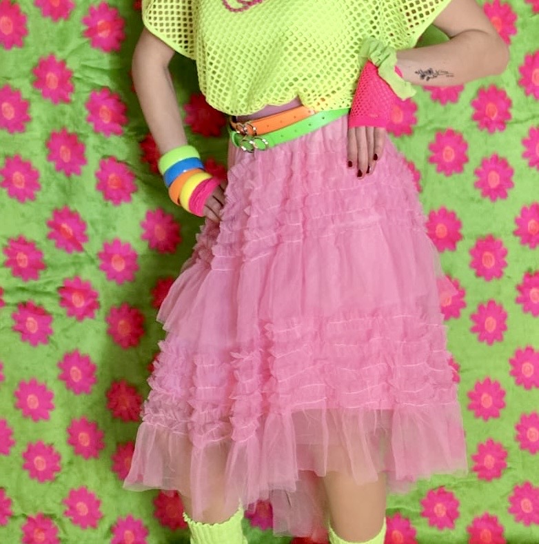 Tulle rok 80s in roze met volumineuze tulle lagen, vooraan korter dan achteraan, speelse jaren 80 stijl, geschikt voor feestjes en carnaval