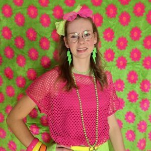 Top 80s in fuchsia retro visnet top met brede rekbare boord en opvallende jaren 80 uitstraling.